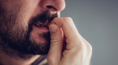 فواید بی نظیر جویدن ناخن! | فایده مکیدن شست و جویدن ناخن که نمی دانستید!