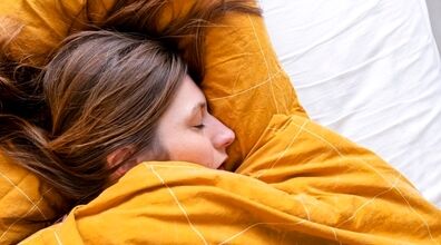 چرا در بهار همش خوابمون میاد؟ | روش های رفع خواب آلودگی در بهار