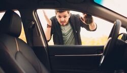 وقتی سوئیچ تو ماشین جا موند چیکار کنم؟ | آموزش بازکردن درب ماشین + فیلم 