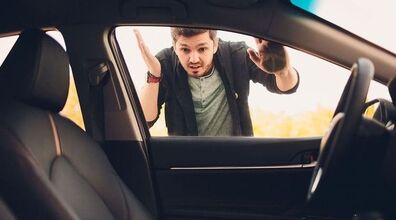 وقتی سوئیچ تو ماشین جا موند چیکار کنم؟ | آموزش بازکردن درب ماشین + فیلم 