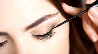 چیکار کنم خط چشمم تمام روز بمونه و پاک نشه؟
