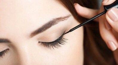 چیکار کنم خط چشمم تمام روز بمونه و پاک نشه؟