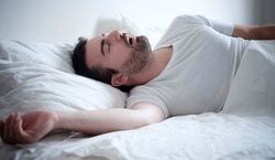 چرا تو خواب حرف می زنیم؟ | 11 دلیل حرف زدن در خواب + راه حل