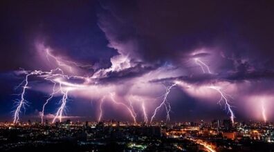 (ویدیو) برخورد صاعقه به یک فوتبالیست هنگام بازی فوتبال 