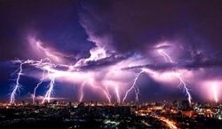  لحظه جان باختن 2 فرد با برخورد صاعقه + فیلم