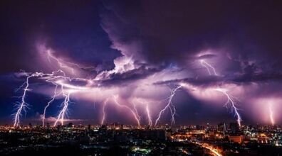  لحظه جان باختن 2 فرد با برخورد صاعقه + فیلم
