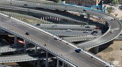 (ویدیو) سقوط 3 خودرو از روی پل در برخورد با تریلی