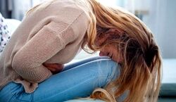 علت لکه بینی بعد از قاعدگی و بین دو پریود چیست؟ + درمان