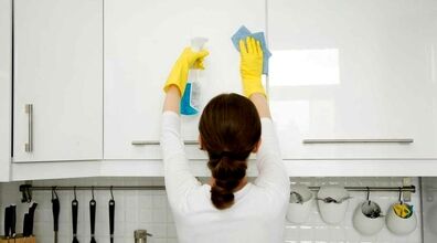 لکه های چربی روی کابینت رو با این محلول خانگی تمیز کن + فیلم آموزشی