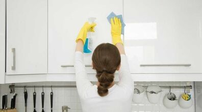 لکه های چربی روی کابینت رو با این محلول خانگی تمیز کن + فیلم آموزشی