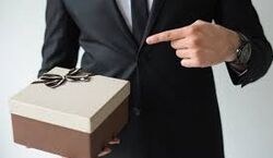 به پسرا چی هدیه بدیم؟ | 6 ایده تضمینی برای خوشحال کردن پسران