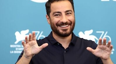 فیلم منشوری از دختر جوانی که نوید محمدزاده را در آغوش گرفت | آقای بازیگر وسط صحبت هنگ کرد!! + فیلم جنجالی