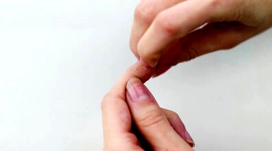 چسب قطره ای ریخته رو دستت؟ اینجوری پاکش کن | روش های مختلف پاک کردن چسب + فیلم