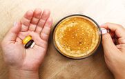 این 10 دارو را هرگز با قهوه نخورید که عوارض فاجعه‌ باری داره!