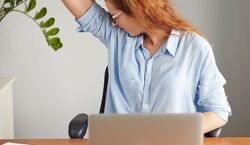 اگه نمیخوای بوی عرق بگیری حتما بخون! | روش های خانگی از بین بردن بوی عرق