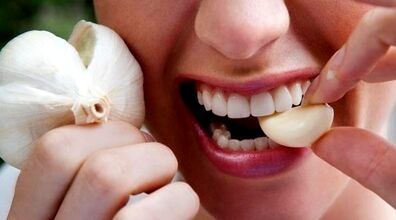 رفع بوی سیر از دهان با ۵ راهکار ساده | برای از بین بردن بوی سیر از دهان چه کنیم؟