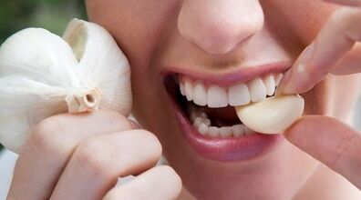 رفع بوی سیر از دهان با ۵ راهکار ساده | برای از بین بردن بوی سیر از دهان چه کنیم؟