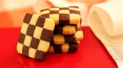 با شیرینی شطرنجی از مهمونات پذیرایی کن کَفِ شون ببره! + طرز تهیه