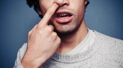 انگشت کردن در بینی و خطر ابتلا به آلزایمر! | نکاتی باید بدانید