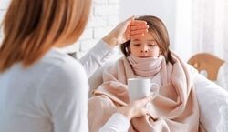 پایین آوردن تب کودک در خانه بدون مصرف دارو | دیگه نگران تب کردن بچت نباش