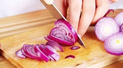 دیگه موقع پوست کندن پیاز اشک نریز | با این ترفند موقع پیاز خرد کردن چشات نمی سوزه 