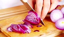 دیگه موقع پوست کندن پیاز اشک نریز | با این ترفند موقع پیاز خرد کردن چشات نمی سوزه 