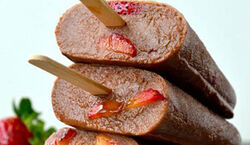طرز تهیه بستنی یخی شکلات و توت فرنگی + نکات
