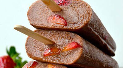 طرز تهیه بستنی یخی شکلات و توت فرنگی + نکات