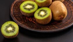 خواص حیرت‌ انگیز پوست کیوی | پوست کیوی برای چی خوبه؟