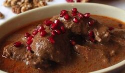 اگه می خوای فسنجون خوش رنگ بشه کاکائو بریز توش!! + نکات و فیلم 
