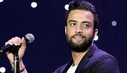  (ویدیو) بنیامین بهادری در حین اجرا بین طرفدارانش دچار حادثه شد! 