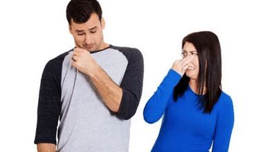 دلایل بوی بد بدن فاش شد | این غذاها باعث بوی بد بدن می‌شوند + روش درمان