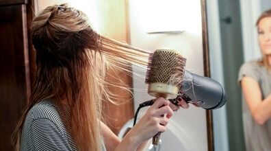 از عوارض سشوار کشیدن مو بعد از حمام چی میدونی؟