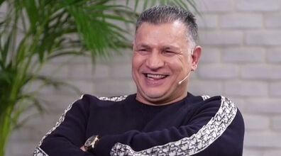 عکس دیده نشده از نماز خواندن علی دایی در رختکن ورزشگاه 