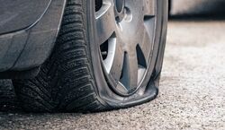 اگه حین رانندگی لاستیک ماشین ترکید چیکار کنیم؟ + راهکار