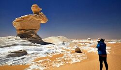 این بیابان عجیب، 3 بار در روز تغییر رنگ میده! | عکس های زیبا از بیابان فارافرا در مصر