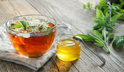 معرفی 12 دمنوش برای خانم هایی که پریود نمیشن