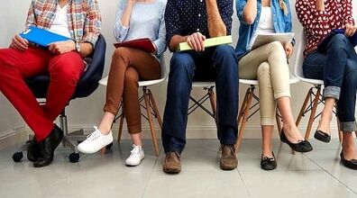 هرگز پاهایتان را روی هم نیندازید | عوارض انداختن پا روی هم هنگام نشستن