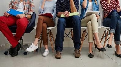 هرگز پاهایتان را روی هم نیندازید | عوارض انداختن پا روی هم هنگام نشستن