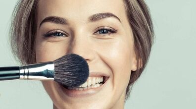 آرایشت رو اینجوری فیکس کن | نحوه استفاده از پودر فیکس در خود آرایی + فیلم آموزشی