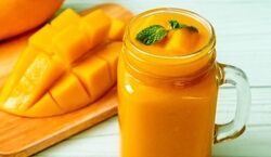 طرز تهیه اسموتی انبه؛ فوق‌العاده برای روزهای داغ تابستان + فیلم