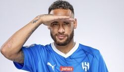 نصب مجسمه خنده دار نیمار  در هتل اسپیناس!! + عکس جنجالی