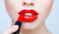 رژ لب قرمز را با چه رنگ لباسی ست کنیم؟ + عکس