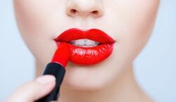رژ لب قرمز را با چه رنگ لباسی ست کنیم؟ + عکس