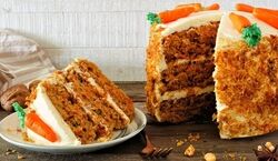 کیک هویج و گردو؛ عصرونه پرطرفدار و خوشمزه به روش کافی شاپی + طرز تهیه
