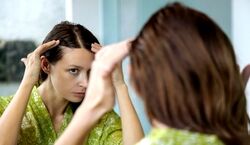 علائمی در موهایتان که نشان می دهد سلامت بدنتان در خطر است! | این علائم را جدی بگیرید