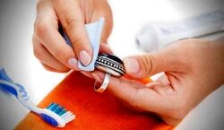 زیورآلات نقره سیاه شده را چگونه تمیز کنیم؟ | سفید کردن راحت انگشتر نقره در خانه با سس