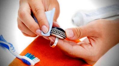 زیورآلات نقره سیاه شده را چگونه تمیز کنیم؟ | سفید کردن راحت انگشتر نقره در خانه با سس