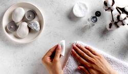 روش های خانگی و طبیعی برای پاک کردن لاک بدون استون+ آموزش