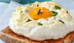 این بار به جای نیمرو ساده، کیک نیمرو بپز! | پختن تخم مرغ به سبک جدید + فیلم